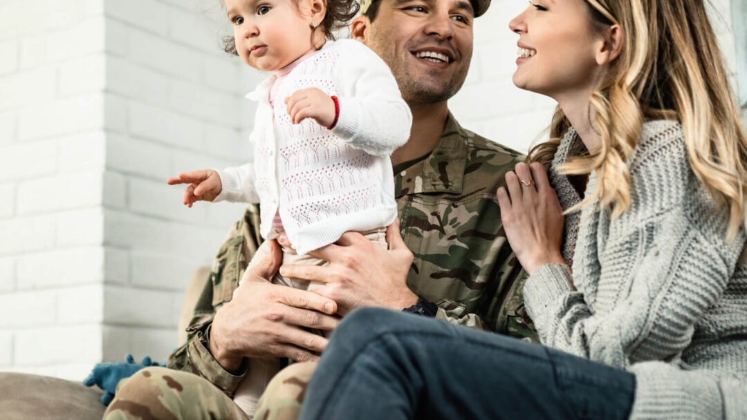 feliz familia militar disfrutando del tiempo juntos