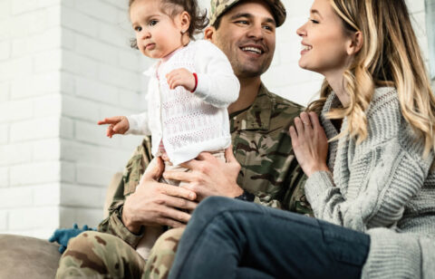 feliz familia militar disfrutando del tiempo juntos