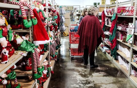 Pasillo de compras con decoraciones navideñas